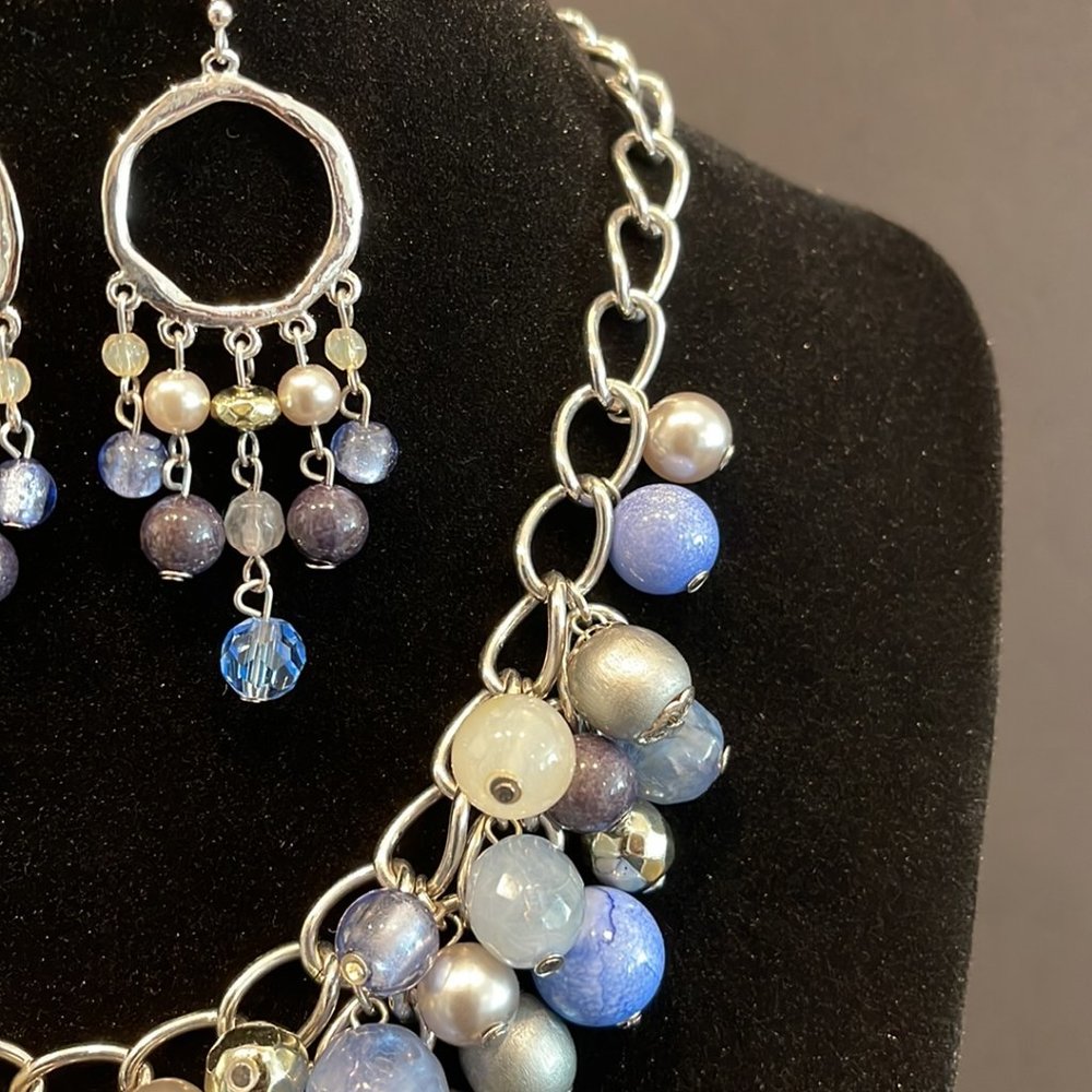 Multcolored Pearl Plastron Necklace & Earrings - Picture 5 of 7